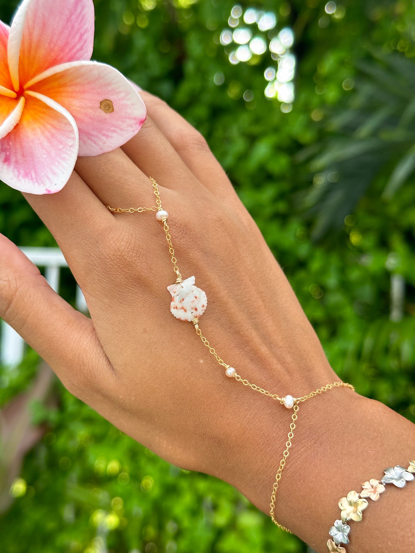 Shelly Hand Chain