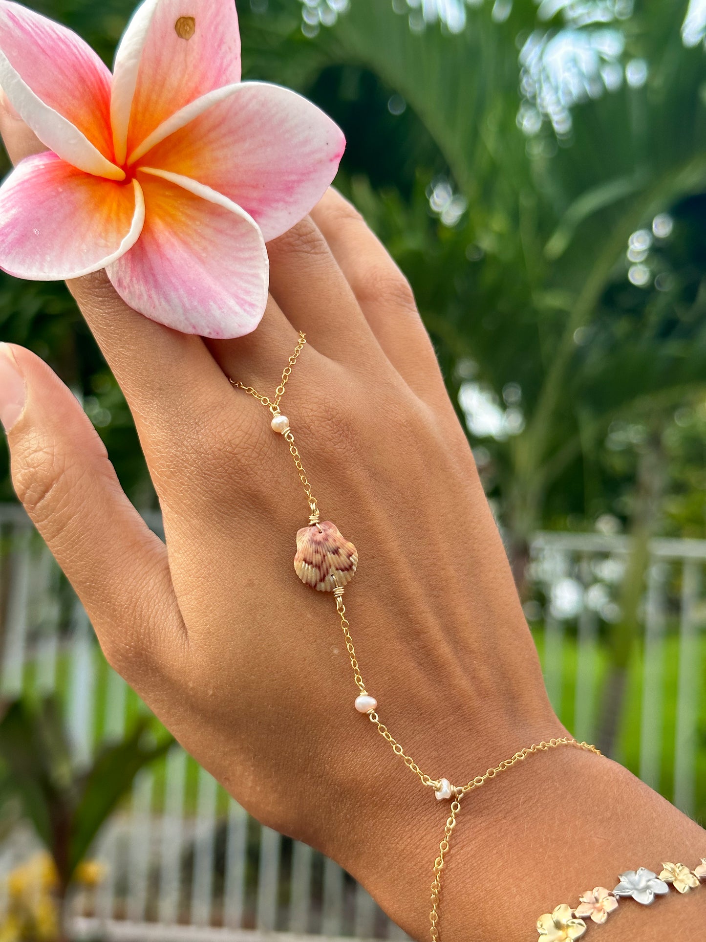 Shelly Hand Chain