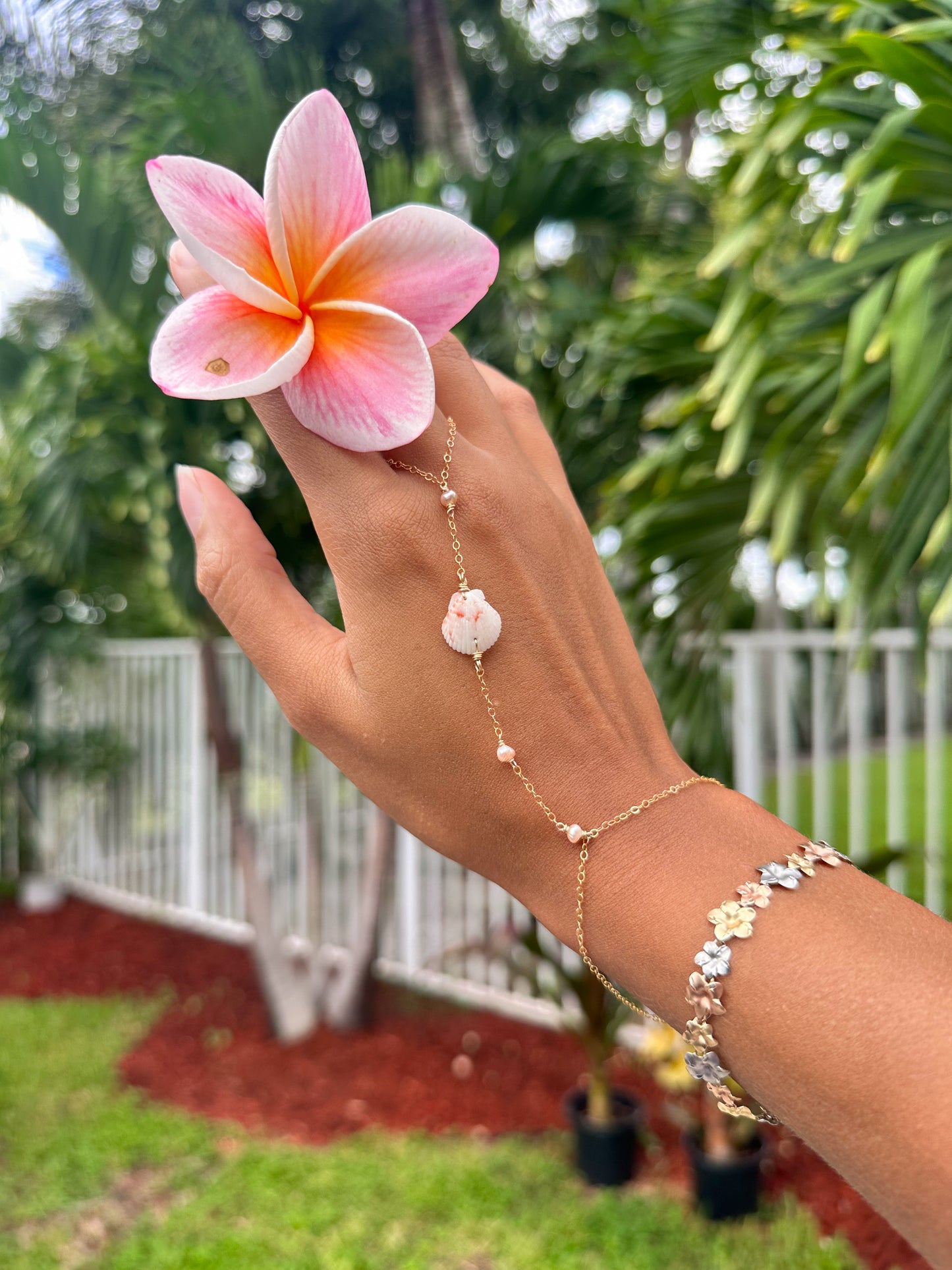 Shelly Hand Chain