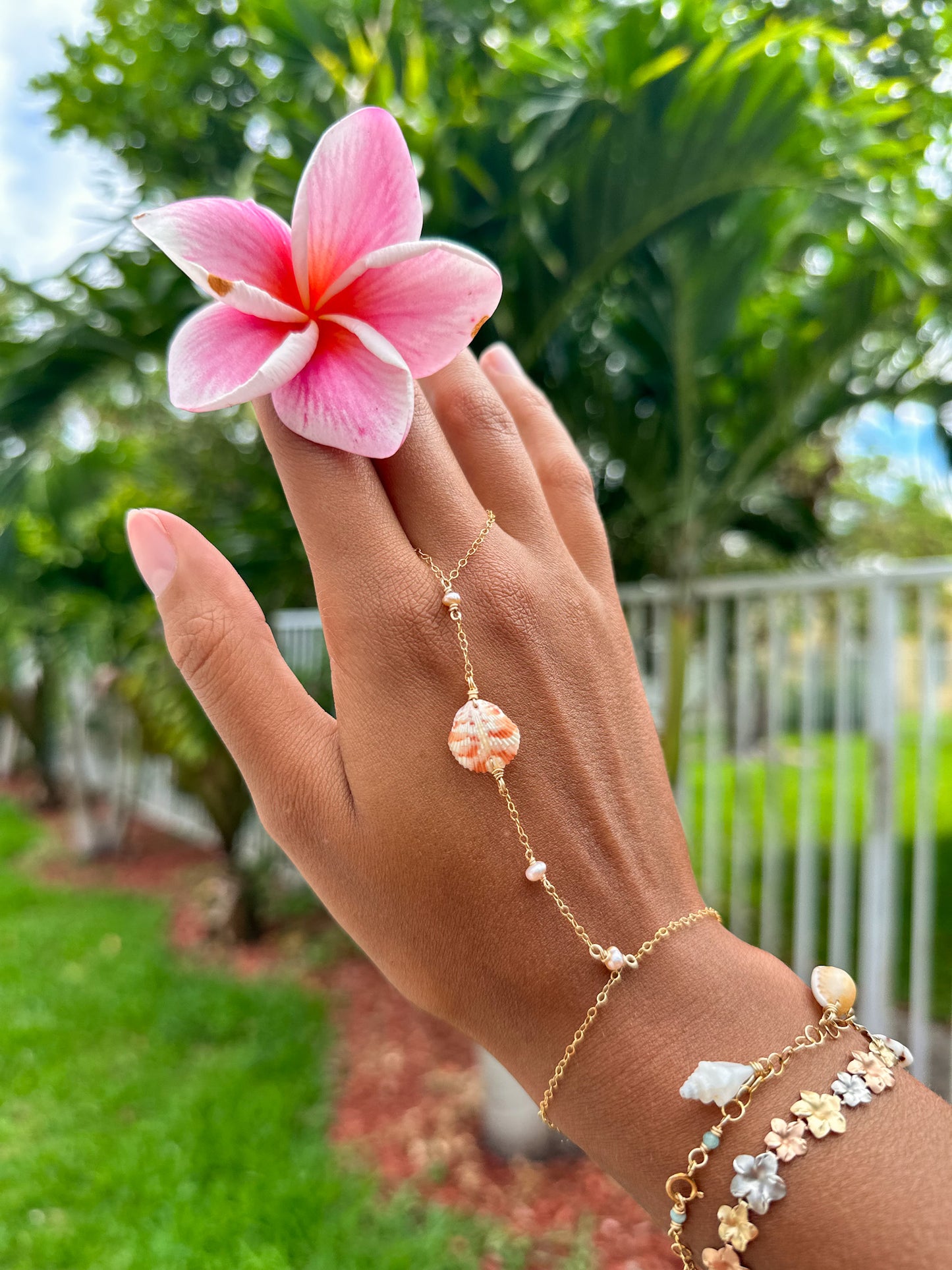 Shelly Hand Chain